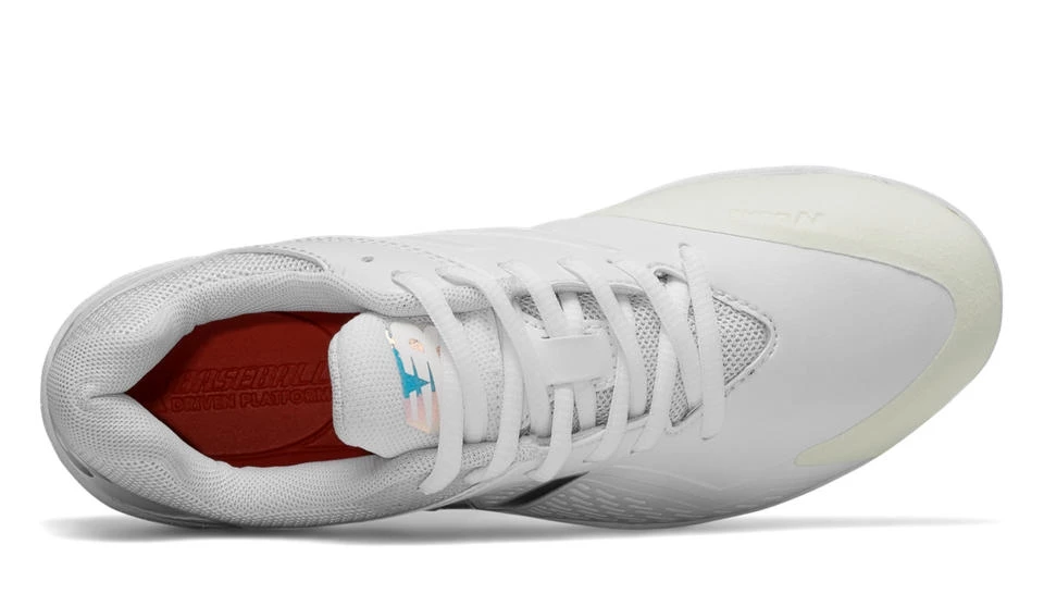 New Balance – White/White Women’s Fastpitch Spikes (SMFUSEW1) 5 New Balance – White/White Women’s Fastpitch Spikes (SMFUSEW1) - Image 3