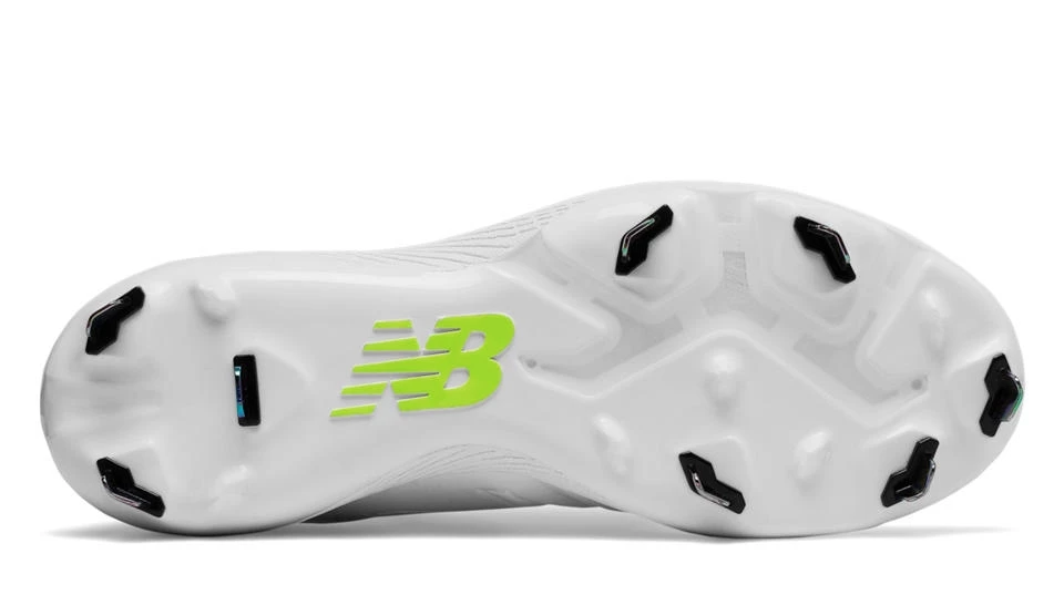 New Balance – White/White Women’s Fastpitch Spikes (SMFUSEW1) 6 New Balance – White/White Women’s Fastpitch Spikes (SMFUSEW1) - Image 4